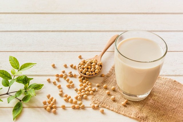 Phụ huynh lo ngại không cho con uống sữa đậu nành vì gây dậy thì sớm: Chuyên gia dinh dưỡng nói gì? - Ảnh 2.