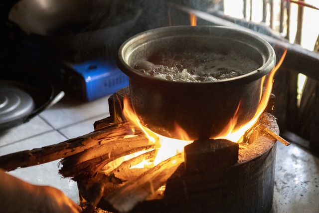 Chái bếp - một “căn nhà” được xây riêng chỉ để nấu cơm ở miền Tây, nơi ám đầy mùi khói bếp nhưng chất chứa bao kỷ niệm về mái ấm gia đình - Ảnh 23.