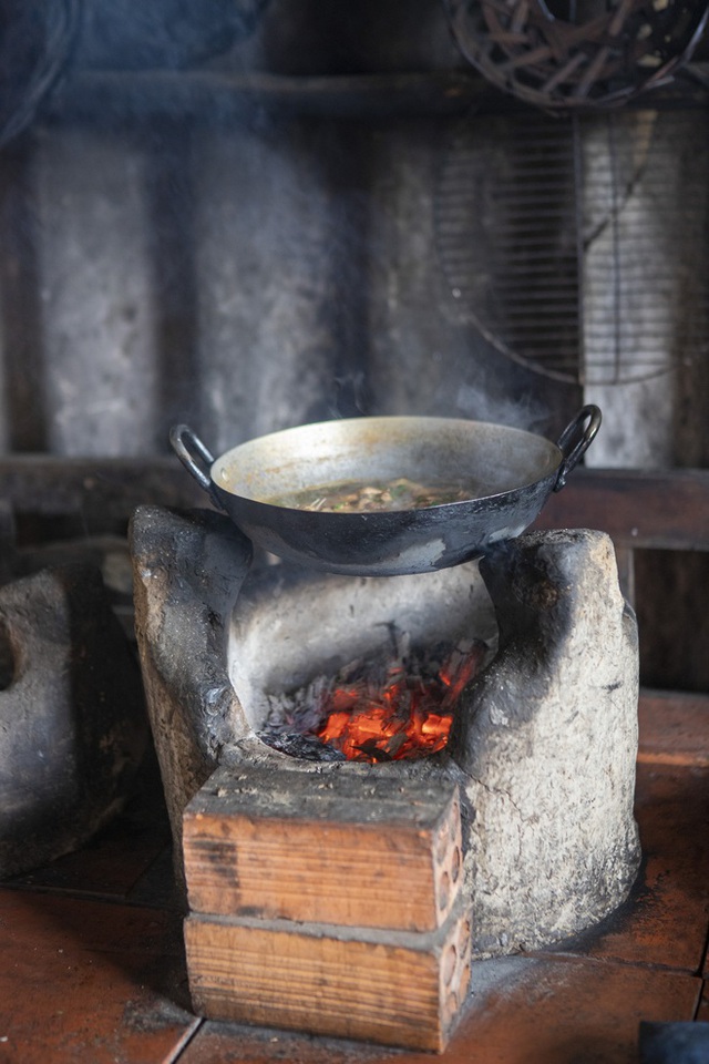 Chái bếp - một “căn nhà” được xây riêng chỉ để nấu cơm ở miền Tây, nơi ám đầy mùi khói bếp nhưng chất chứa bao kỷ niệm về mái ấm gia đình - Ảnh 3.