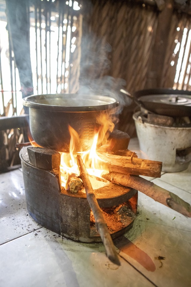 Chái bếp - một “căn nhà” được xây riêng chỉ để nấu cơm ở miền Tây, nơi ám đầy mùi khói bếp nhưng chất chứa bao kỷ niệm về mái ấm gia đình - Ảnh 4.