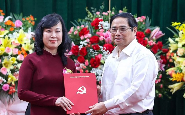 Thủ tướng Chính phủ Phạm Minh Chính trao quyết định bổ nhiệm Quyền Bộ trưởng Bộ Y tế cho bà Đào Hồng Lan
