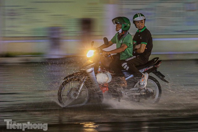 Mưa dông suốt đêm, nhiều tuyến phố Hà Nội ngập trong biển nước - Ảnh 13.