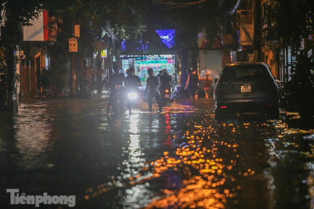 Mưa dông suốt đêm, nhiều tuyến phố Hà Nội ngập trong biển nước - Ảnh 3.
