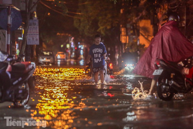 Mưa dông suốt đêm, nhiều tuyến phố Hà Nội ngập trong biển nước - Ảnh 8.