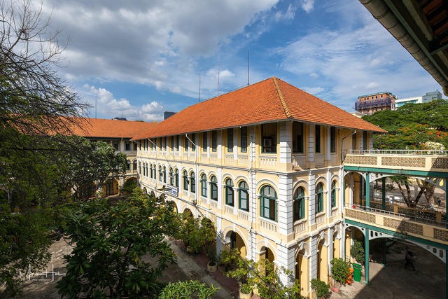  Ngôi trường xây dựng từ năm 1874 ở TP.HCM, có thư viện đẹp như trong phim - Ảnh 2.