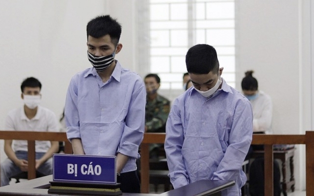 Bị cáo Vân (trái) và Hiền tại phiên xét xử sáng 2/6.