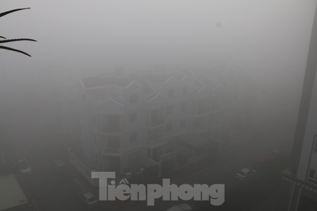 Sương mù bao phủ, TPHCM mờ ảo như Đà Lạt  - Ảnh 1.