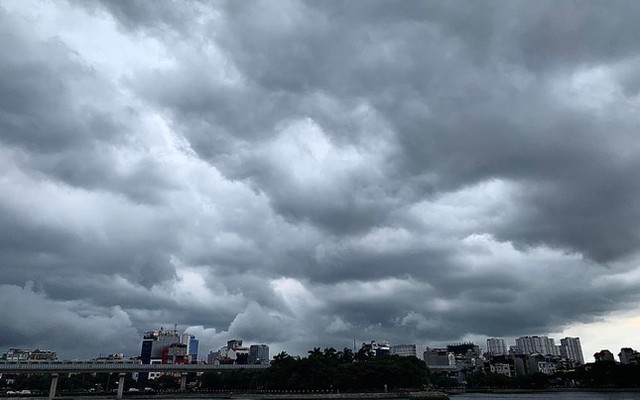 Vùng mây đối lưu gây mưa đang hoạt động trên khu vực một số quận ở nội thành Hà Nội.