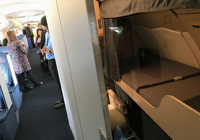 Khám phá vương quôc bí ẩn của tiếp viên hàng không trên máy bay: Chốn riêng tư hành khách không thể tiếp cận, không gian tiện nghi như khách sạn con nhộng ở Nhật Bản - Ảnh 1.