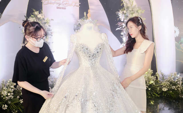 Người đứng sau chiếc váy cưới 28 tỷ đắt nhất Việt Nam - CEO Linh Nga Bridal: Có trong tay tiệm váy tầng áp mái, đánh ‘liều’ vào phân khúc cao cấp và thắng lớn  - Ảnh 8.