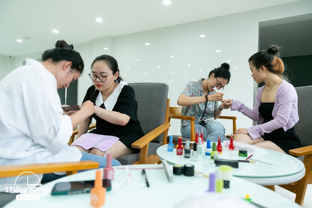 Một công ty mở hẳn “tiệm nails” vào giờ trưa để giúp toàn bộ nhân viên nữ được làm đẹp và thư giãn, cùng khu vực giải trí trị giá hơn chục tỷ - Ảnh 2