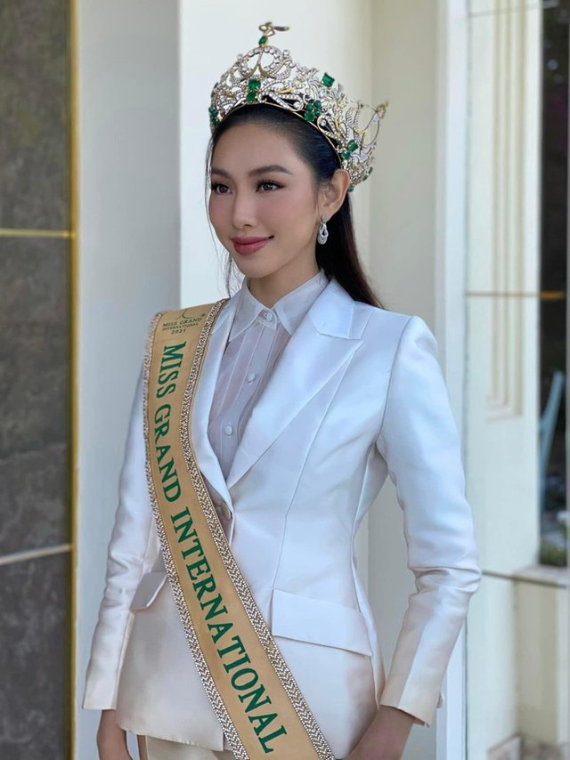 Vương miện 12 tỷ đồng của Hoa hậu Thuỳ Tiên gặp sự cố trong chuyến công tác châu Âu - Ảnh 4.