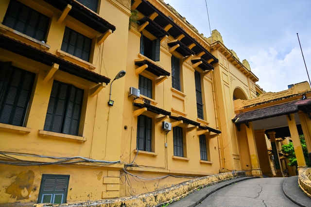 Trường đại học trăm tuổi, có hội trường đẹp như cung điện ở Hà Nội - Ảnh 7.