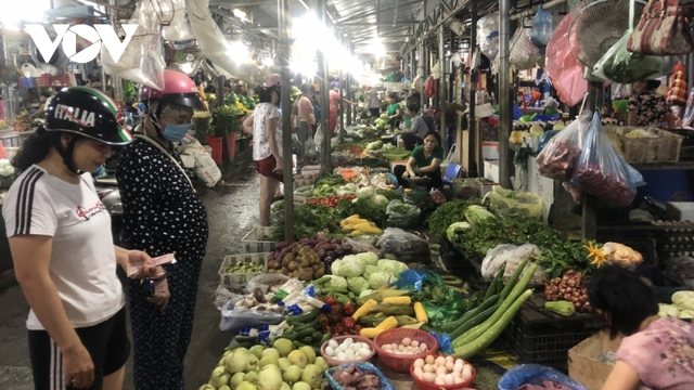 Giá xăng giảm liên tiếp, giá cả hàng hóa vẫn “lặng thinh” - Ảnh 1.