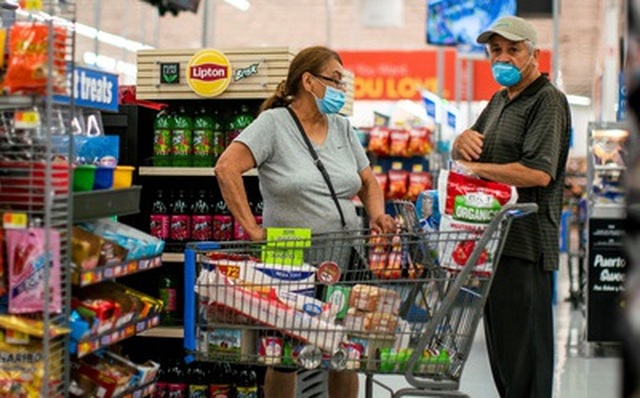 Người mua sắm ở siêu thị Walmart tại thị trấn North Brunswick, bang New Jersey, Mỹ - Ảnh: REUTERS