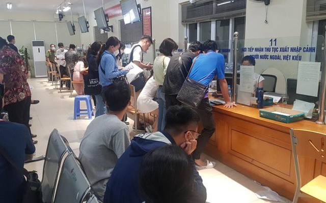 Rất đông người đến làm hộ chiếu tại trụ sở Phòng Quản lý xuất nhập cảnh (Công an TP Hà Nội), số 44 Phạm Ngọc Thạch,Hà Nội