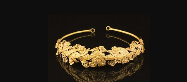 Sửng sốt phát hiện vương miện Hy Lạp hơn 2.300 tuổi bằng vàng dưới gầm giường - Ảnh 1.