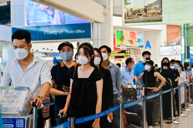  Sân bay Nội Bài quá tải, tắc từ bãi đỗ xe đến cửa an ninh - Ảnh 2.