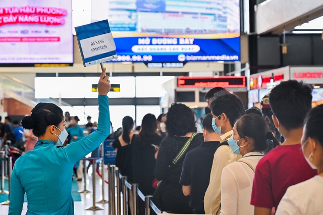  Sân bay Nội Bài quá tải, tắc từ bãi đỗ xe đến cửa an ninh - Ảnh 6.