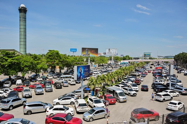 Sân bay Nội Bài quá tải, tắc từ bãi đỗ xe đến cửa an ninh - Ảnh 9.