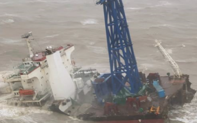 Tàu kỹ thuật bị gãy đôi trong bão Chaba khi đang có 30 người trên tàu. (Ảnh: GFS)