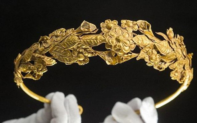 Phát hiện vương miện Hy Lạp cổ đại bằng vàng nguyên chất dưới gầm giường