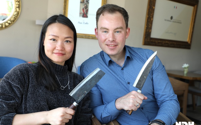 Hải Yến và Daniel Schechter cầm trên tay những sản phẩm dao được rèn ở Việt Nam, được chuyển sang bán tại Đức. Ảnh đăng trên tạp chí địa phương ở Đức, chụp bởi Carsten Scheibe.