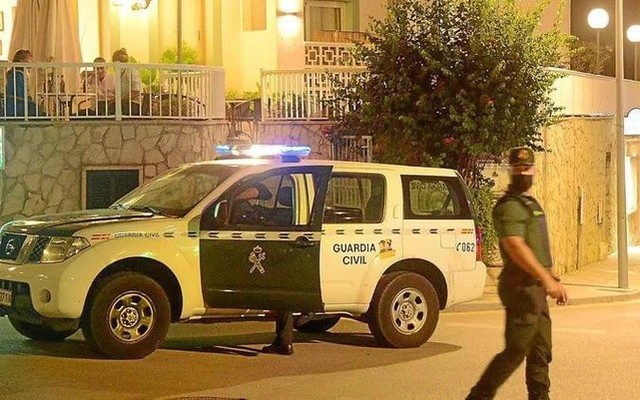 Cảnh sát có mặt tại hiện trường vụ việc ở đảo Majorca, Tây Ban Nha (Ảnh: Majorca Daily Bulletin).