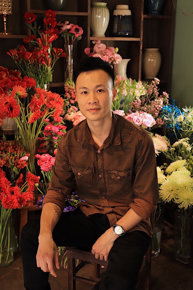 Founder Mira Florist & Garden: Chàng trai bỏ IT vì quá mê hoa, trở thành ông chủ, bán cả trăm triệu một tác phẩm hoa mang phong cách quý tộc Anh  - Ảnh 2.