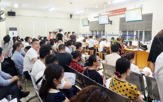 Rất đông người dân đến làm thủ tục cấp hộ chiếu tại Phòng Xuất nhập cảnh Hà Nội vào sáng 5/7.