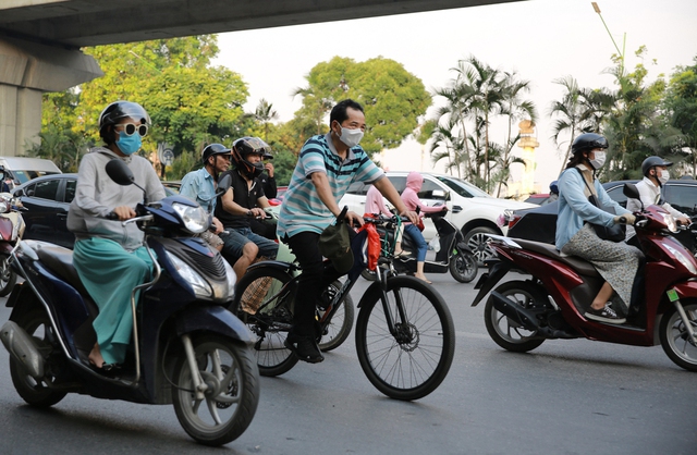 Theo chân dân công sở Hà Nội đi làm bằng xe đạp gấp, tàu điện và xe bus: Tiết kiệm hàng triệu đồng mỗi tháng! - Ảnh 7.