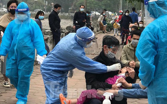 Nhân viên y tế tại Hà Nội chịu nhiều vất vả trong thời gian phòng chống dịch COVID-19. Ảnh: Trường Phong