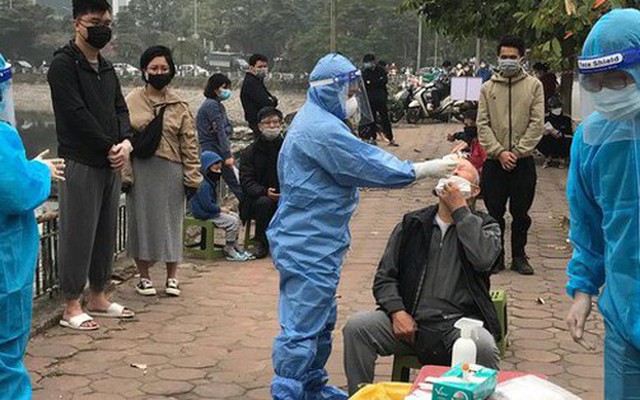 Nhân viên y tế ở Hà Nội căng sức chống dịch COVID-19 những ngày cao điểm - Ảnh: Trường Phong