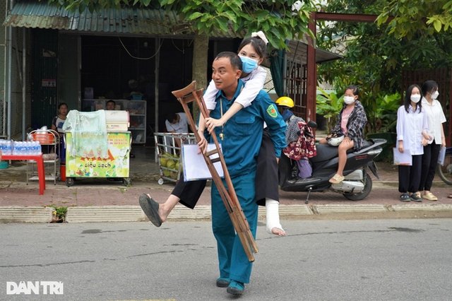 Hà Tĩnh: Xúc động hình ảnh bố cõng con bị gãy chân tới trường trong ngày thi đại học đầu tiên - Ảnh 1.