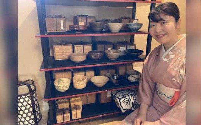 Uống trà trong chiếc bát cổ trị giá 25.000 USD trong quán Nhật Bản