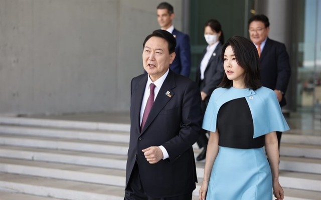 Hình ảnh xinh đẹp và thời thượng của đệ nhất phu nhân Hàn Quốc được đánh giá lấn át cả Tổng thống Yoon Suk-yeol. (Ảnh: Newsis)