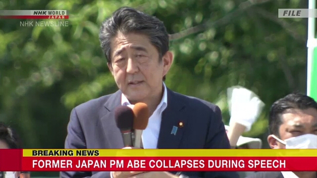  Đài NHK: Có tiếng súng, cựu Thủ tướng Nhật Bản Abe Shinzo gục xuống  - Ảnh 1.
