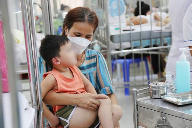 TP.HCM nắng nóng mưa nhiều, bác sĩ Nhi đồng cảnh báo bệnh viêm phổi gia tăng khiến nhiều trẻ phải thở máy, suy hô hấp - Ảnh 1.