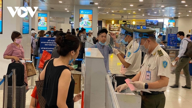 Vì sao nhiều khách bị từ chối bay tại sân bay Nội Bài? - Ảnh 1.