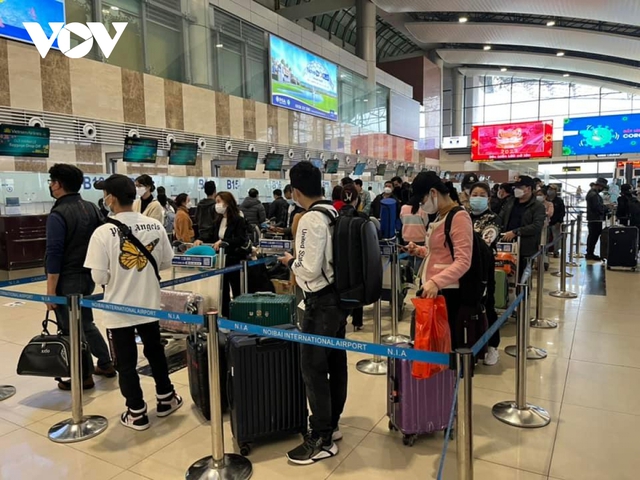 Vì sao nhiều khách bị từ chối bay tại sân bay Nội Bài? - Ảnh 2.