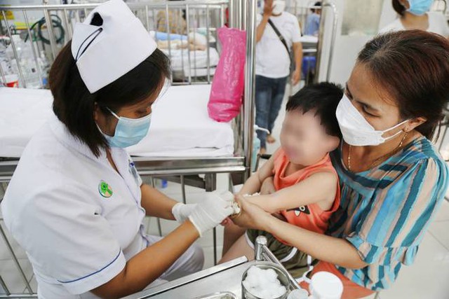 TP.HCM nắng nóng mưa nhiều, bác sĩ Nhi đồng cảnh báo bệnh viêm phổi gia tăng khiến nhiều trẻ phải thở máy, suy hô hấp - Ảnh 13.
