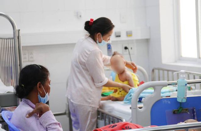 TP.HCM nắng nóng mưa nhiều, bác sĩ Nhi đồng cảnh báo bệnh viêm phổi gia tăng khiến nhiều trẻ phải thở máy, suy hô hấp - Ảnh 15.