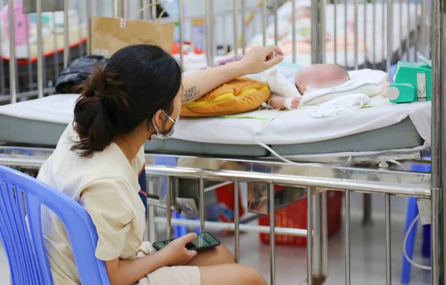 TP.HCM nắng nóng mưa nhiều, bác sĩ Nhi đồng cảnh báo bệnh viêm phổi gia tăng khiến nhiều trẻ phải thở máy, suy hô hấp - Ảnh 17.