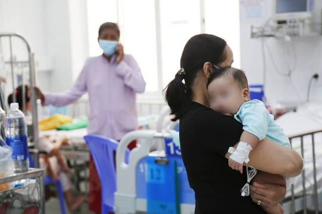 TP.HCM nắng nóng mưa nhiều, bác sĩ Nhi đồng cảnh báo bệnh viêm phổi gia tăng khiến nhiều trẻ phải thở máy, suy hô hấp - Ảnh 6.