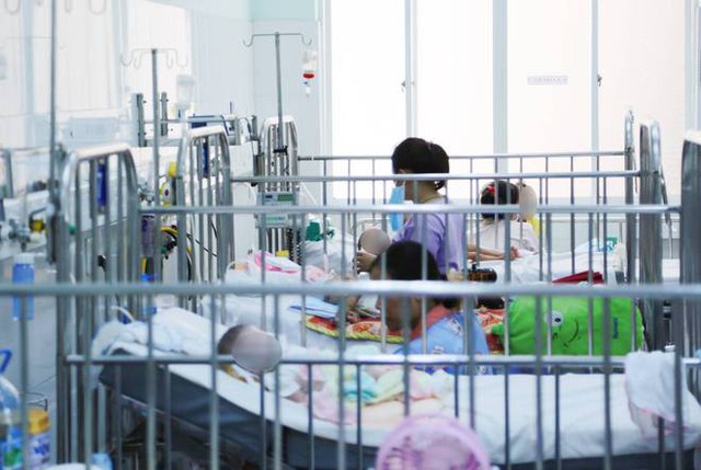 TP.HCM nắng nóng mưa nhiều, bác sĩ Nhi đồng cảnh báo bệnh viêm phổi gia tăng khiến nhiều trẻ phải thở máy, suy hô hấp - Ảnh 7.