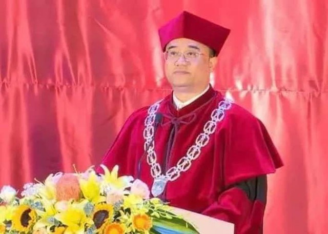 Giám đốc ĐH Quốc gia Hà Nội lên tiếng vụ Hiệu trưởng cầm quyền trượng tại lễ trao bằng tốt nghiệp - Ảnh 1.