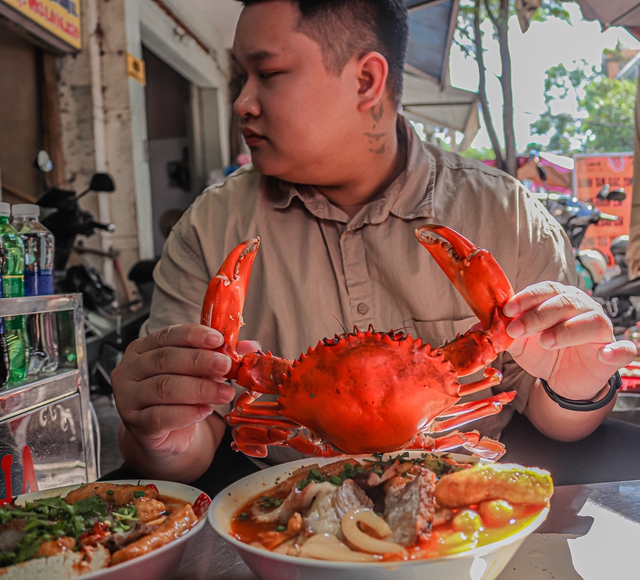 Gánh bánh canh hơn 30 năm ở Sài Gòn, có bát lên tới 300 nghìn, khách vẫn khen giá hợp lý - Ảnh 2.