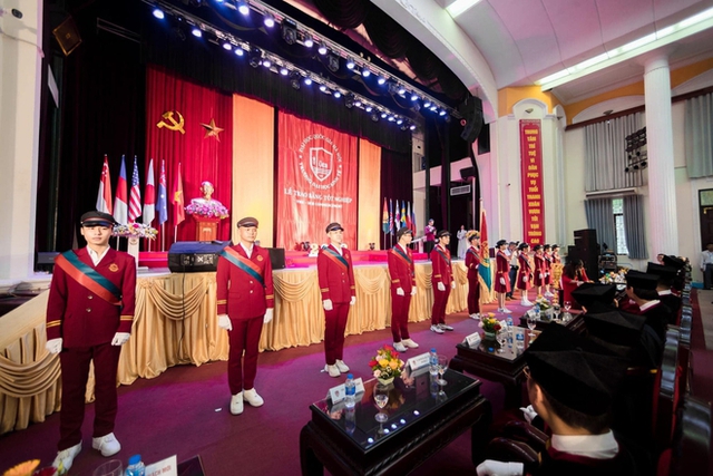 ĐH Kinh tế phản hồi về hình ảnh hiệu trưởng cầm quyền trượng trong lễ tốt nghiệp: Đây là truyền thống lâu năm của nhà trường - Ảnh 3.