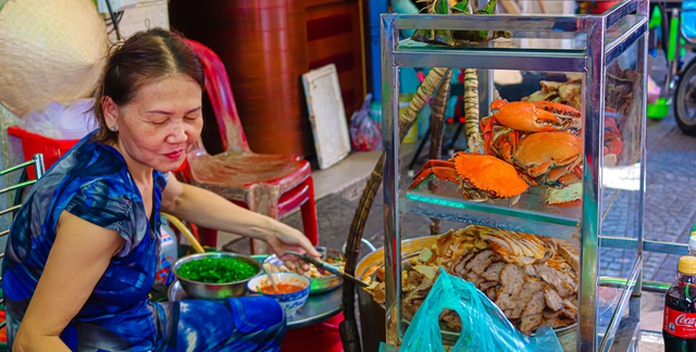 Gánh bánh canh hơn 30 năm ở Sài Gòn, có bát lên tới 300 nghìn, khách vẫn khen giá hợp lý - Ảnh 7.