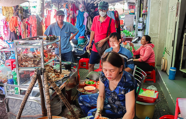 Gánh bánh canh hơn 30 năm ở Sài Gòn, có bát lên tới 300 nghìn, khách vẫn khen giá hợp lý - Ảnh 8.